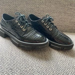 Pretty chic black croco style shoes!
